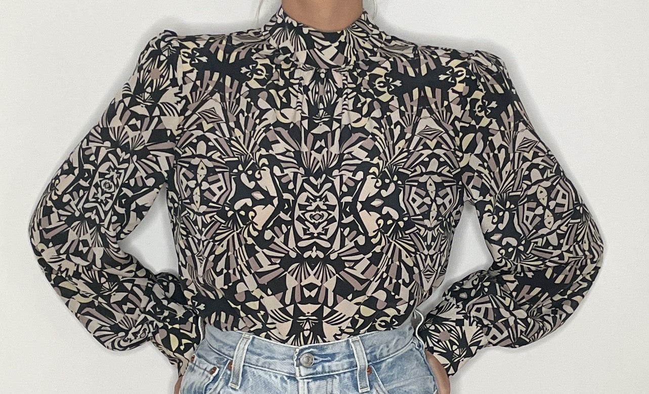 Moderne geometrisch gemusterte Bluse aus Seide mit Stehkragen und Ballonärmeln