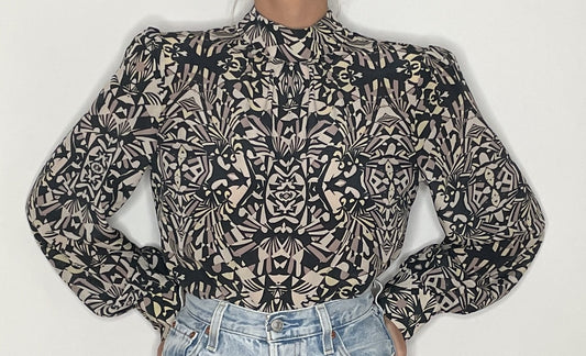 Moderne geometrisch gemusterte Bluse aus Seide mit Stehkragen und Ballonärmeln