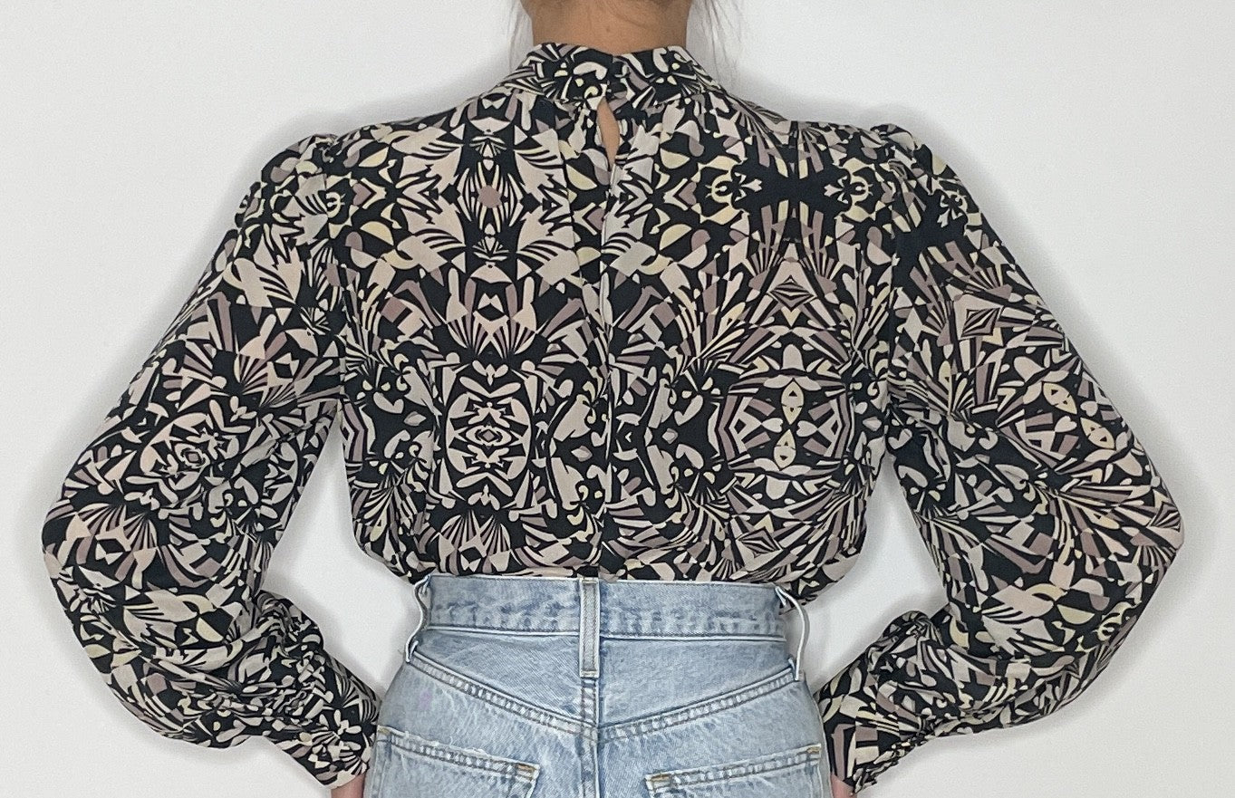 Moderne geometrisch gemusterte Bluse aus Seide mit Stehkragen und Ballonärmeln